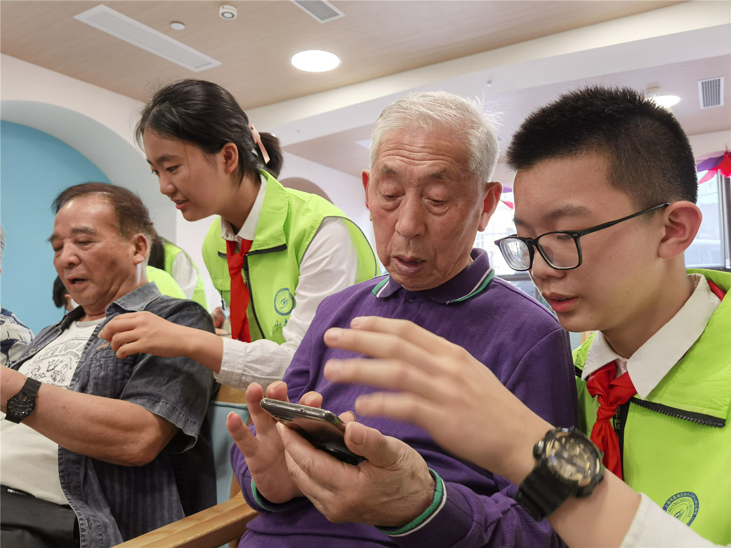 志愿者队伍|为城市软实力添砖加瓦，这支6万多人的志愿者队伍足迹遍布全上海