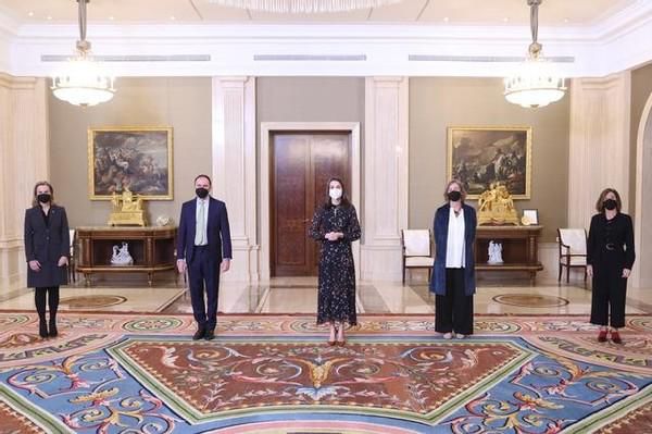 西班牙王后真时髦！碎花裙搭高跟鞋不落俗套，气场比同框男士还强