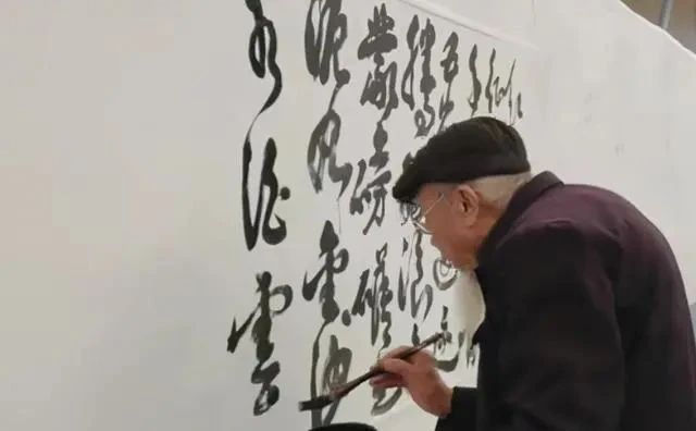 字字|大隐隐于市!90岁的大爷墙体上写草书,笔笔惊艳,字字有水平