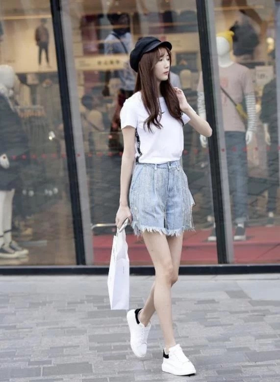 街拍:减龄显身材的穿衣搭配,让你做个高贵优雅的女神