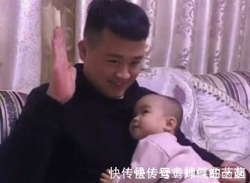 女儿|爸爸假装要打1岁女儿,宝宝随后的举动,萌化了爸爸的心!