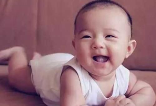 三个月|“一哭、二笑、三认母”,3个月宝宝的发育规律,有趣又可爱