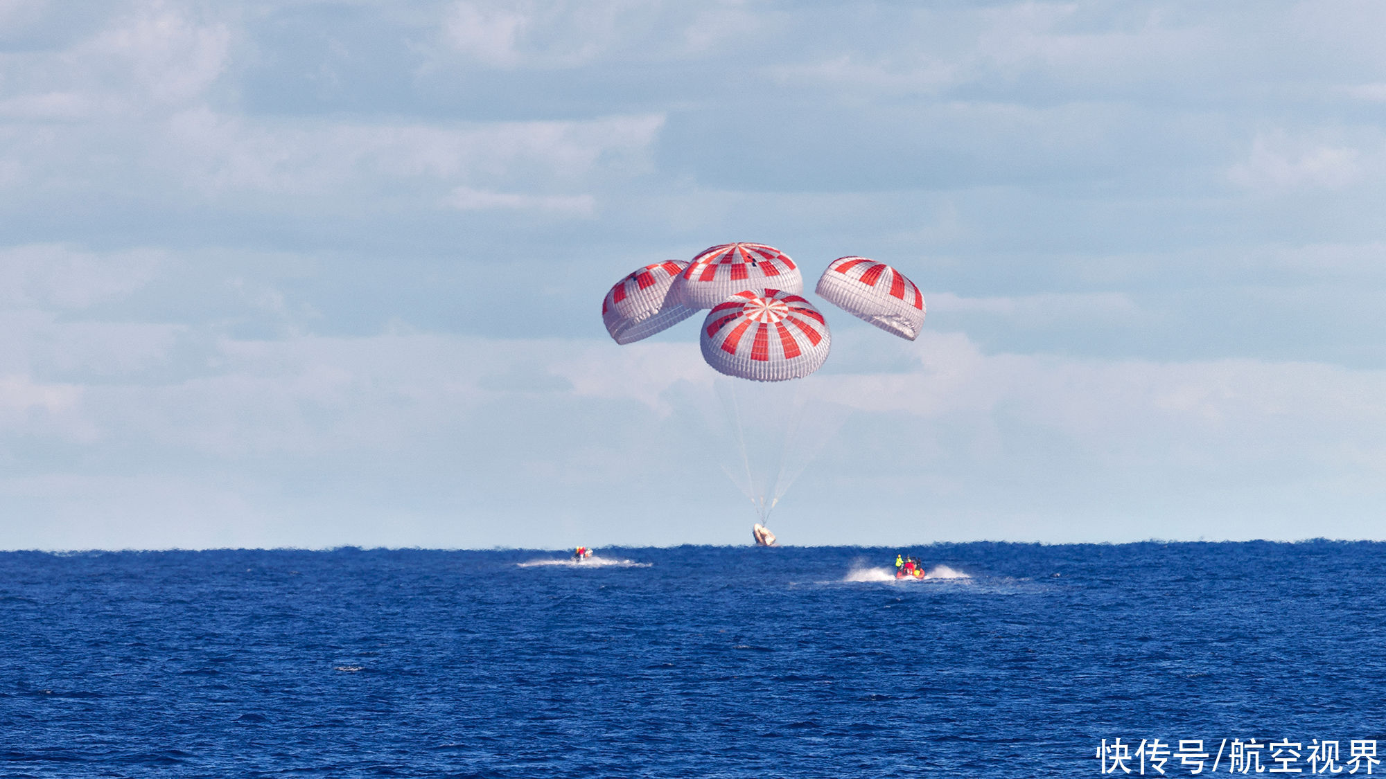 不用看俄罗斯人的脸色！龙飞船溅落大海，美国载人航天翻开新一页