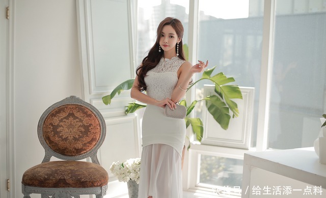时尚女王孙允珠身穿白色蕾丝长裙,气质甜美有种秀气和时尚感!