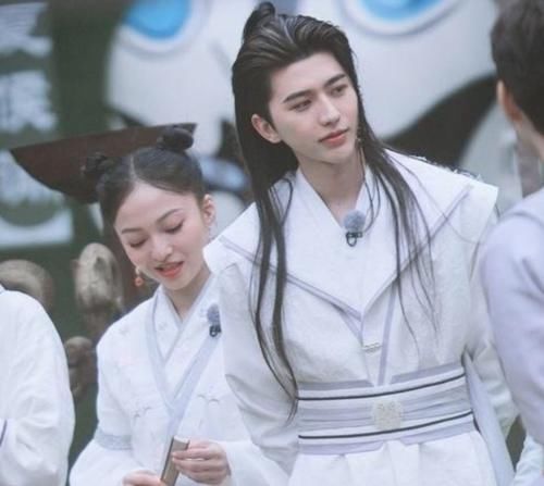 《奔跑吧》全员古装,五位女嘉宾太养眼,我却被唯一的男嘉宾惊艳