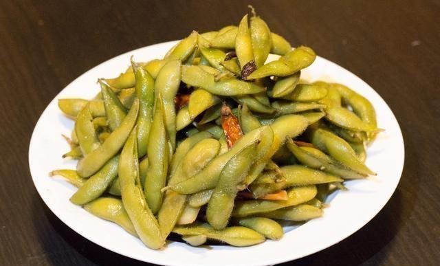 周末亲戚来家里吃饭,弟媳下厨做了11道菜,大伙吃了一锅米饭