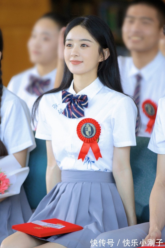 白衬衫 时尚穿搭，身穿白衬衫搭配百褶裙，少女感满满