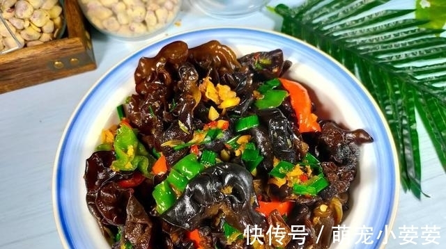 黑木耳|冬季必备的进补素菜，它排第1名，钙和铁比牛肉高，要常给孩子吃