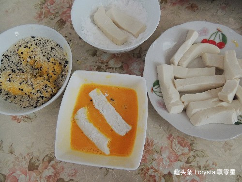 豆腐别再老一套了，教你创意新吃法，外脆里嫩，一盘不够吃