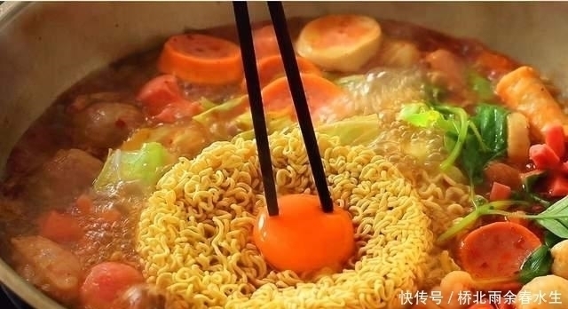 推手|10后孩子正被“催熟”，这几类孩子爱不释手的零食，是隐形推手