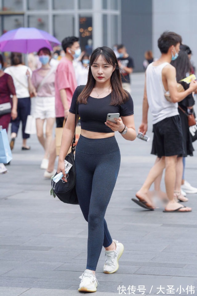 女孩|美女街拍:街头的气质女孩穿瑜伽裤,美容地位,也获得了视觉秀