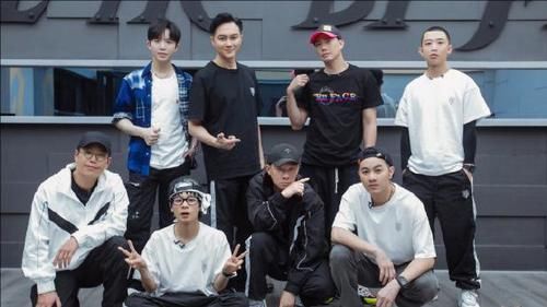 哥哥们在披荆斩棘，但人气区别明显，部落队长成为关键因素？