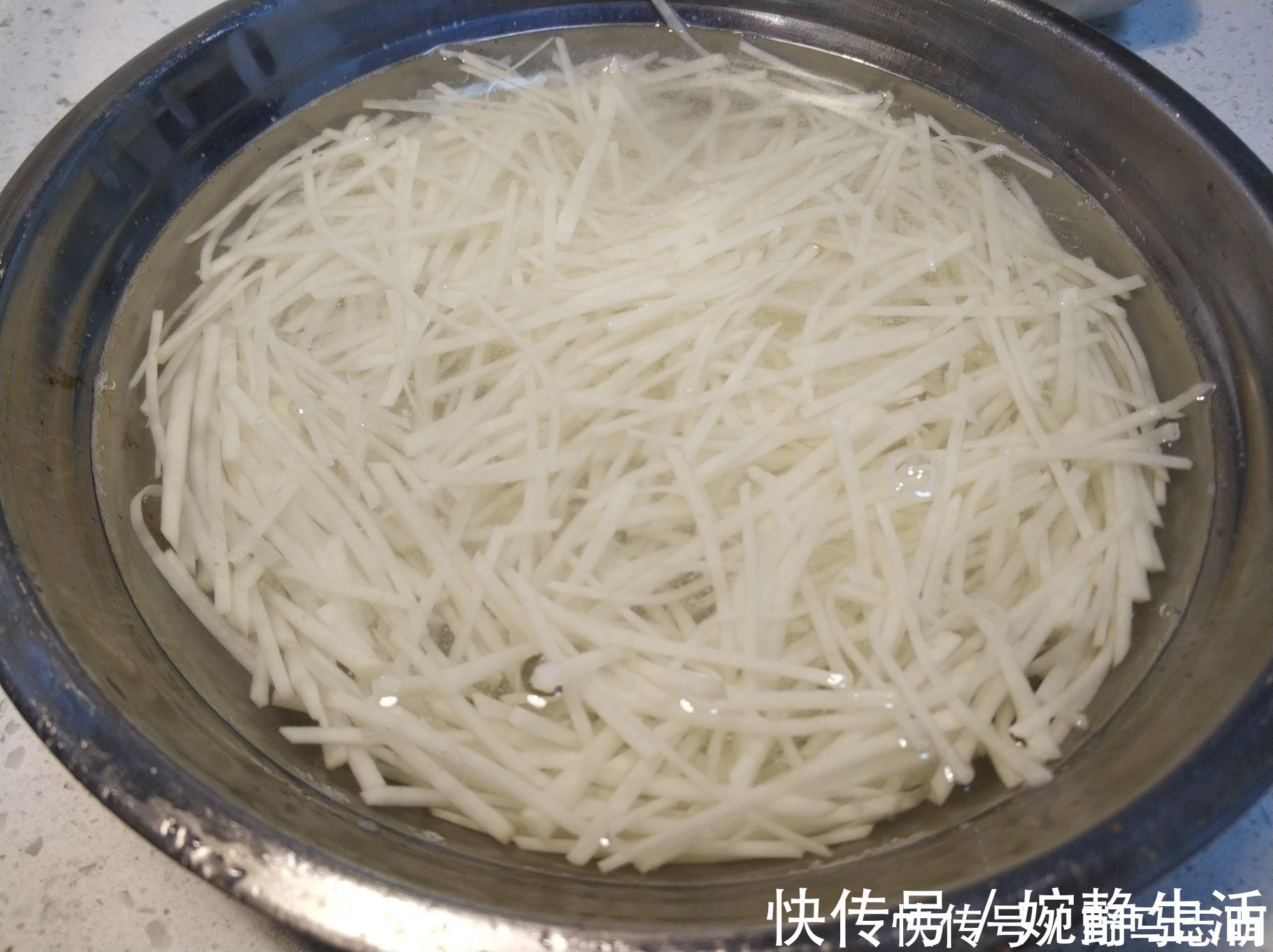 土豆丝|炒土豆丝,先放醋还是后放醋,这一步做对了,土豆丝脆爽又入味