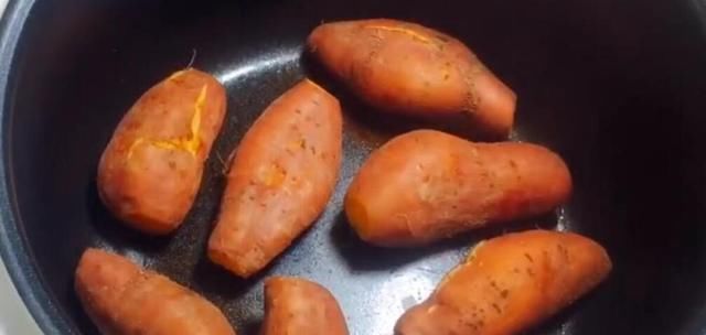 烤红薯原来这么简单，不加一滴水，丢进电饭锅，流着糖汁香又甜！