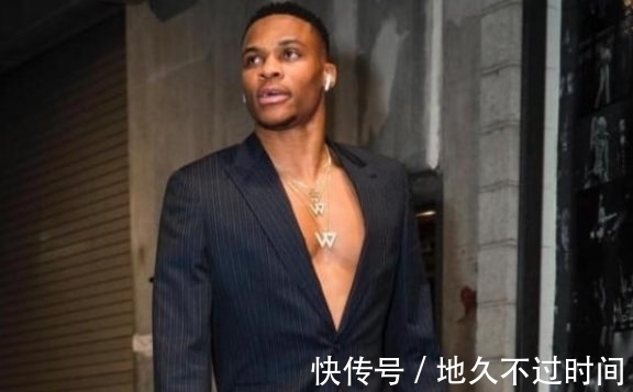 威少|威少又现奇葩穿搭!面罩只露眼像“忍者神龟”,曾穿XXXXXL羽绒服