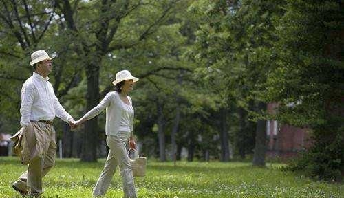 高血压人群|走路能锻炼还能降血压每天坚持走多少步可以达到降血压效果