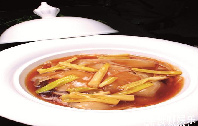 美食推荐:泡椒拌鱼皮、葱黄烧鱿鱼、蟹粉燕液豆腐制作方法