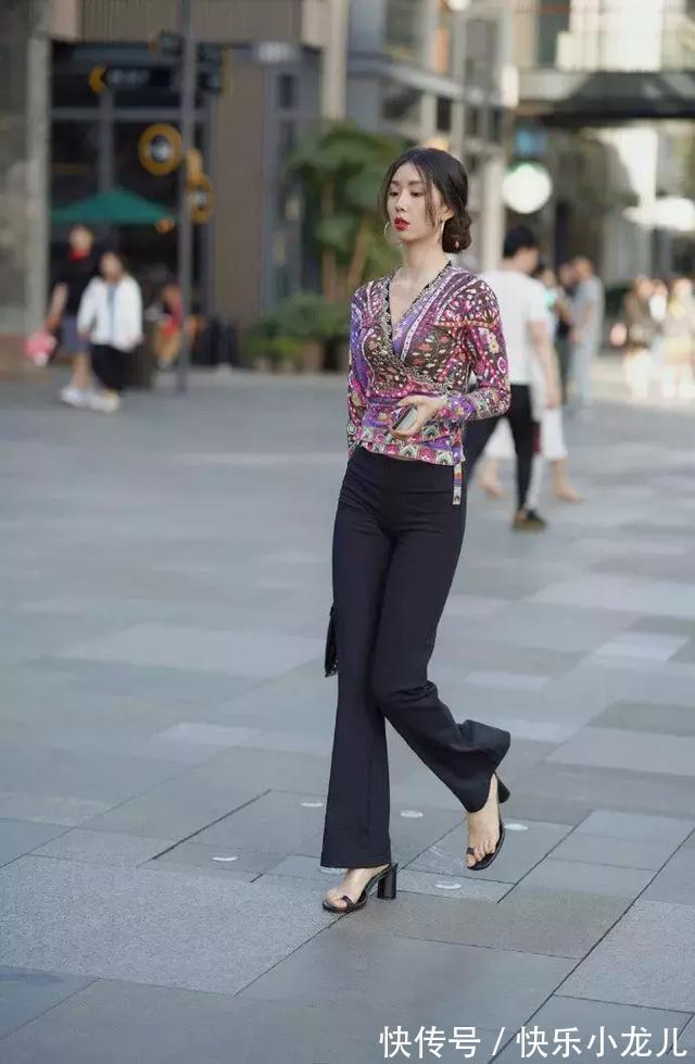 街拍 高腰黑色微喇叭裤,戴着显高显瘦的效果,还有着复古的气息