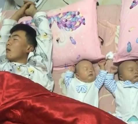 睡姿|爸爸陪双胞胎睡觉,看到父子三人的睡姿,网友亲生的错不了