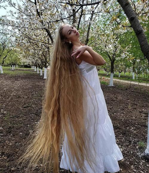 这个女孩从5岁以后就不再剪头发了,这是29年后的结果,真漂亮