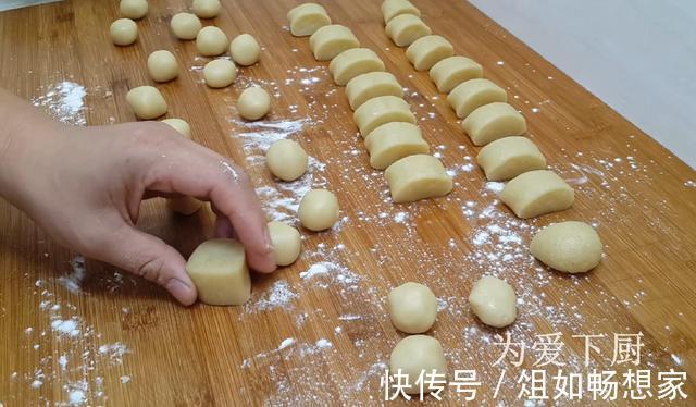 保鲜膜|中秋节别买月饼了，擀杖擀一擀，外皮香酥又掉渣，没烤箱也能成功