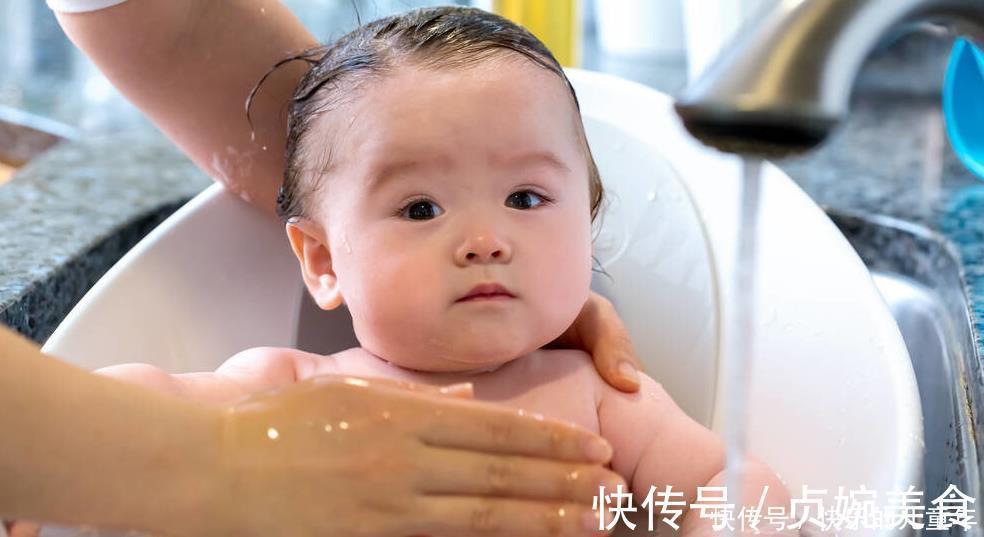 儿科医生|刚出生的宝宝天天洗澡?别掉到“坑”里去了,这样洗才健康