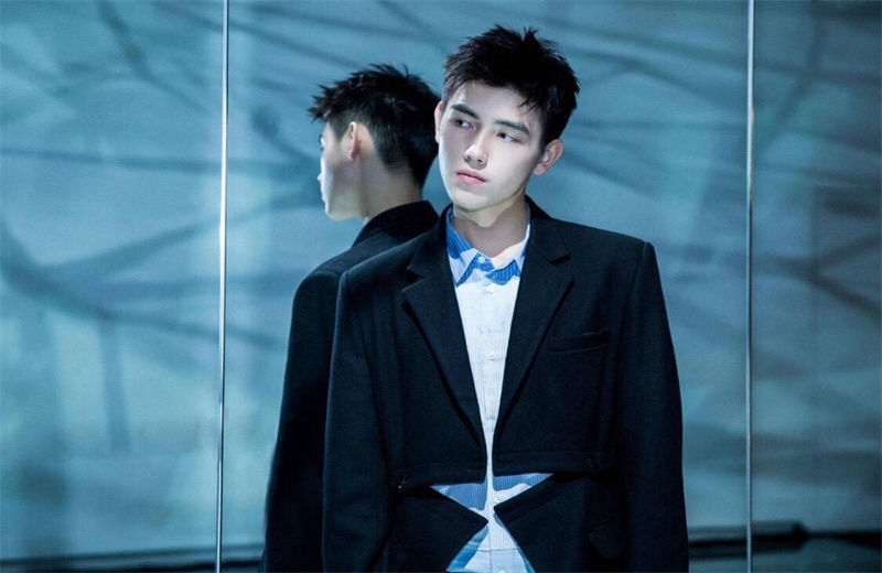 鹿晗外出录节目，也不忘记秀恩爱，给足了女朋友安全感