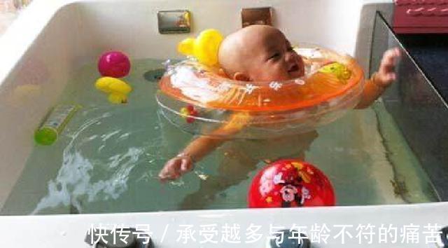 技能|小宝宝天生就会游泳,与生俱来的技能,为何长大就没了