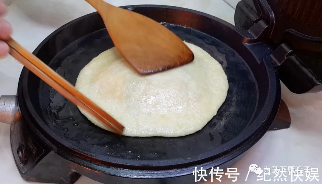 以后鸡蛋饼就这么做，教你简单做法，个个鼓大泡，一次成功不失败
