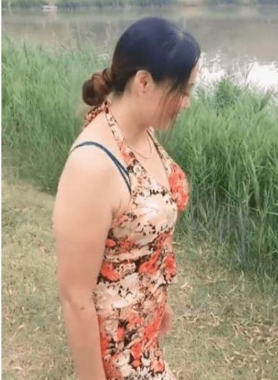 身材 身材高挑小姐姐,修长连衣裙穿搭,凸显“熟妇”气质