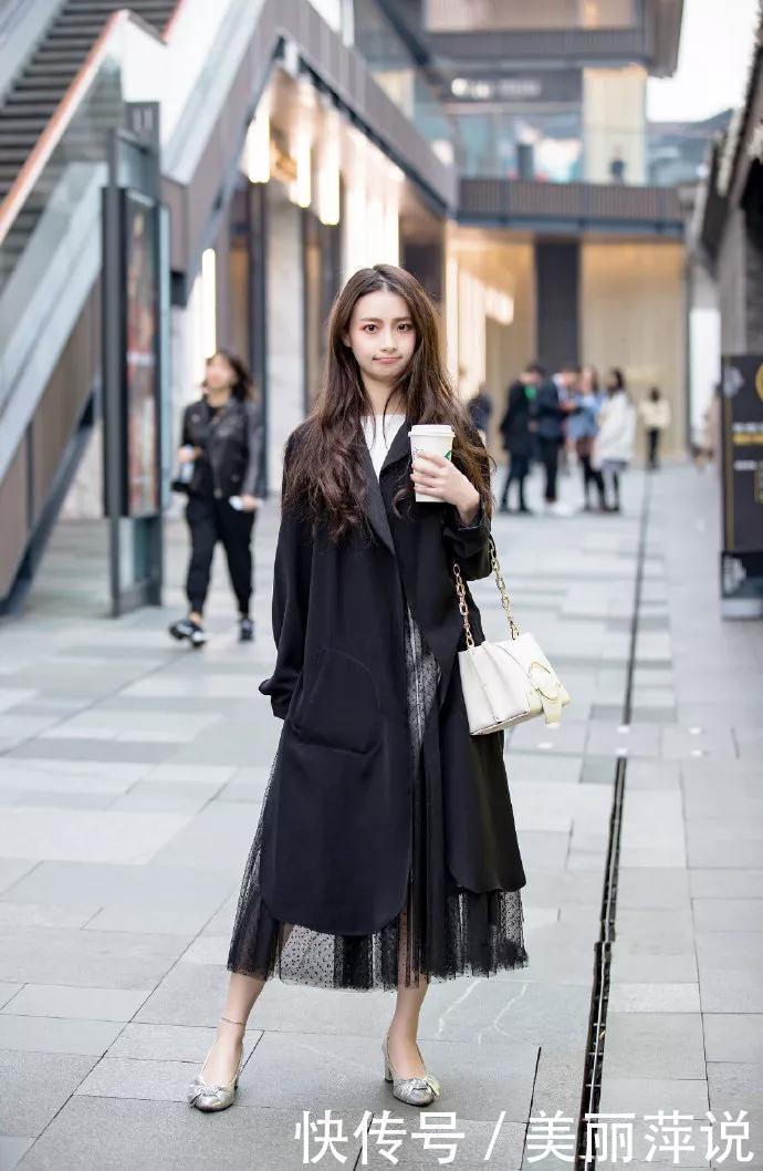 美女街拍高跟鞋搭配短裤，让女生轻松拥有大长腿