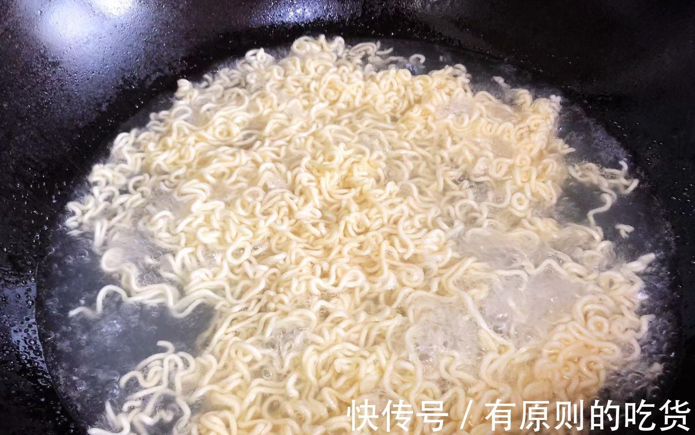 顺序|煮泡面时,先放料包还是面饼?顺序做不对,难怪油水大还不好吃