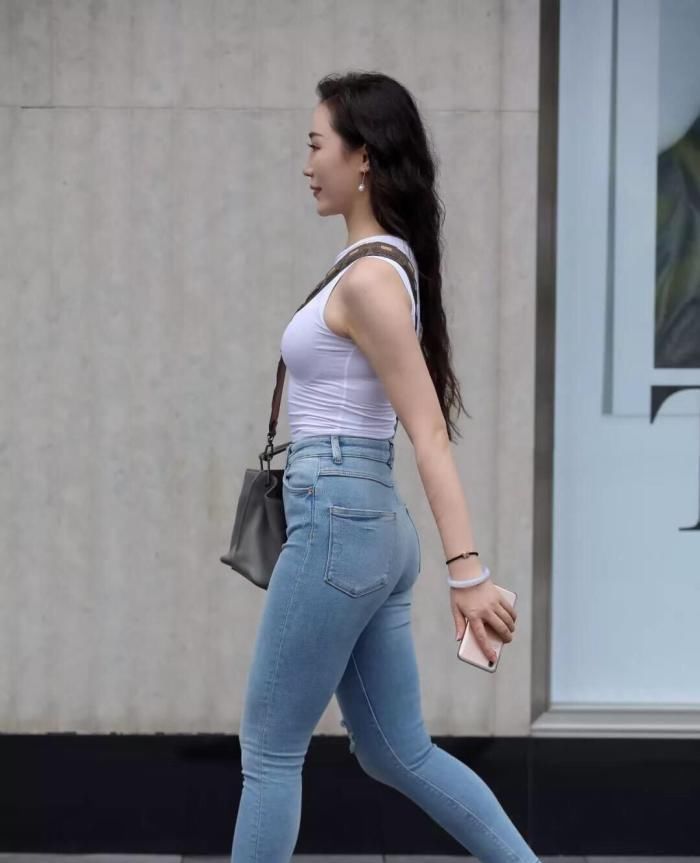 修身款式的牛仔裤，当然会使得腿更加长了