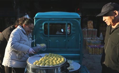 水豆腐|东北县城早市人间烟火味特浓，酸菜炖肉粘豆包，满街都是东北味道