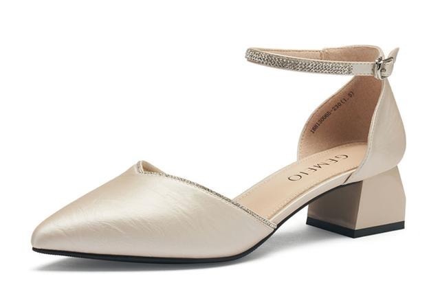 一字带凉鞋 偷偷告诉你，那些真正有品位的人都在穿什么鞋