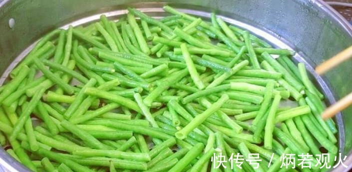 炒豇豆，不要焯水或者过油，炒前加1步，出锅又翠绿又脆嫩入味