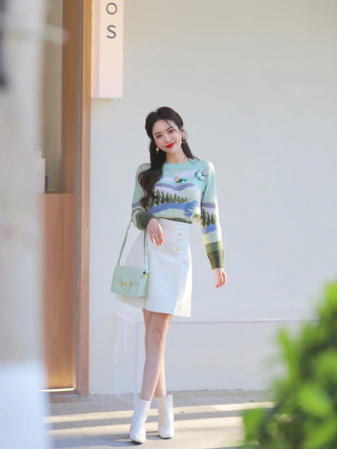 印花 百搭温柔的“印花毛衣”穿搭示范,日常简约不挑人,谁穿谁美