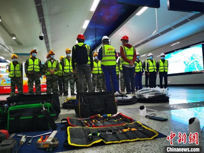 挑灯|武汉网络施工人员挑灯铺设地铁隧道5G信号