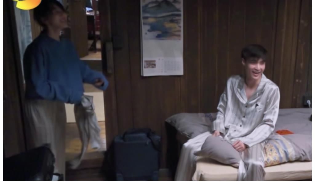 張藝興被黃渤花式催著找女朋友，羞澀回應(yīng)，粉絲卻不樂(lè)意了