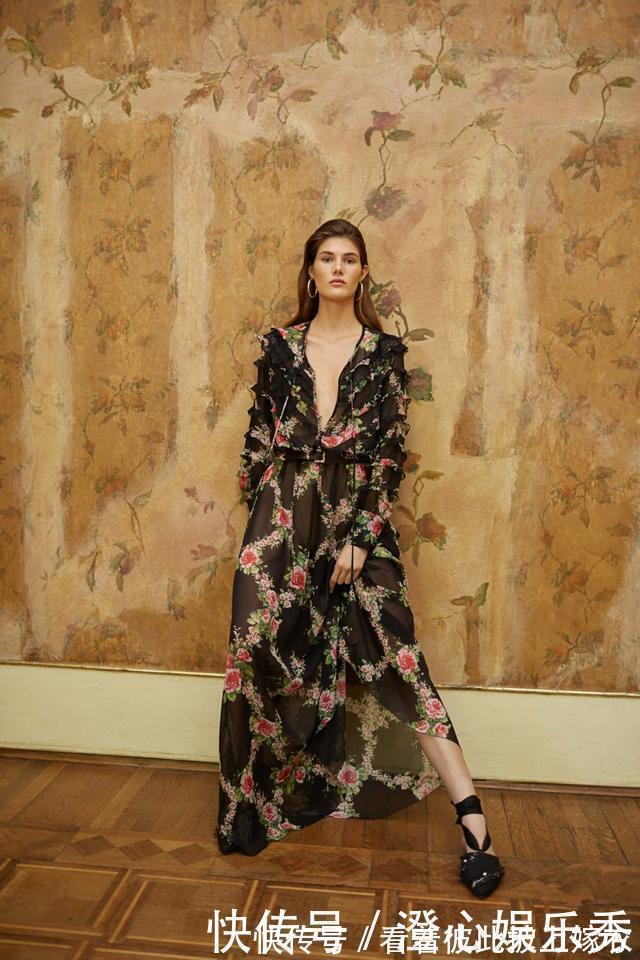 搭配 “百褶裙”不受宠了,今年开始流行“奶奶裙”,青春减龄有气质