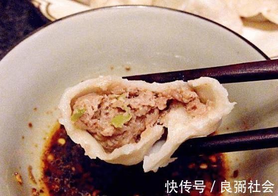 冬天吃饺子，韭菜猪肉靠边站，用此菜包饺子鲜香多汁，快来学着做