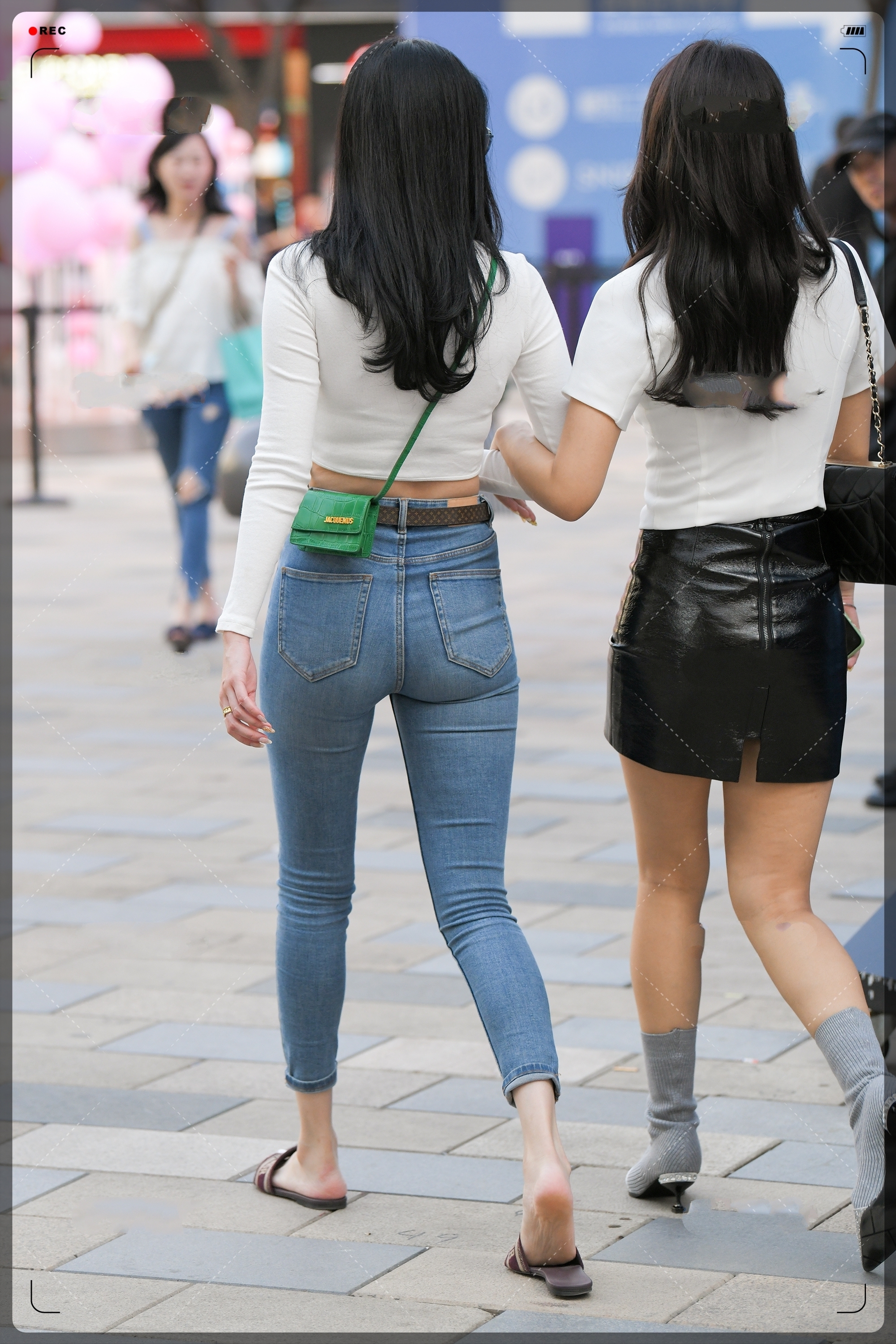 紧身|街拍美女:紧身针织衣搭配高腰牛仔裤,霸气十足,气质超群