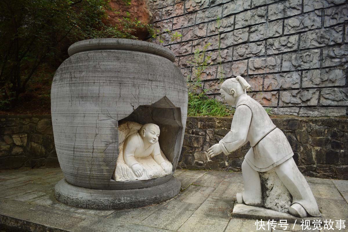 山上|山上安装众多雕塑,活灵活现栩栩如生,孩童将其当“玩具”