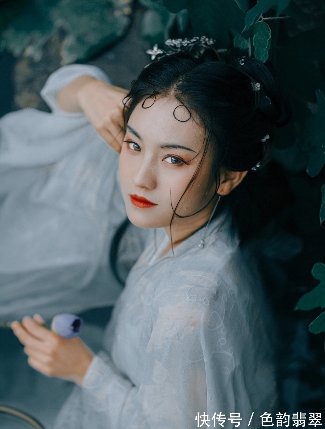 绛袍春浅护云暖&秋江渺渺芙蓉芳,秋江女儿将断肠,绛袍春浅护云暖,翠袖日暮迎风凉