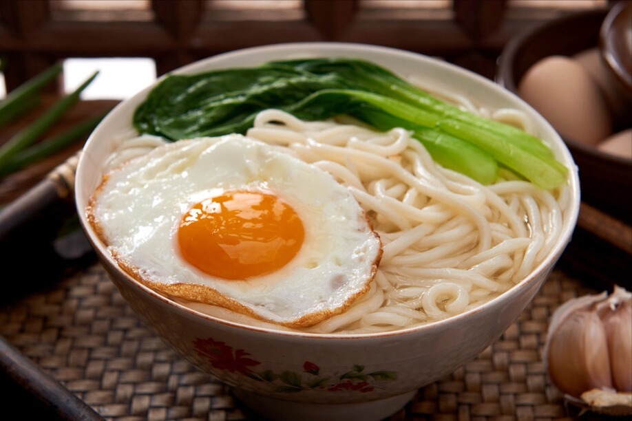 煎荷包蛋，用热油还是凉油大厨教你2个技巧，香嫩圆润不粘锅