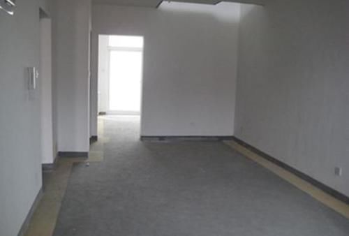 彩礼|婚房不加俺名还让俺拿装修钱？女子找人砸碎婚房门窗：谁都别想好