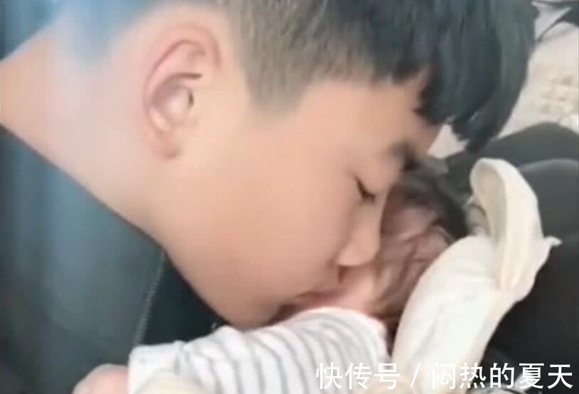 妹妹|18岁儿子喜当哥,嘴上说不稀罕,看到妹妹后画风立转,太温馨了