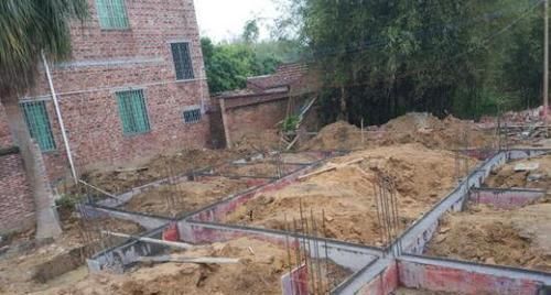农村|打工仔回农村18万建房、8万装修，12米宽的大门被邻居们指指点点