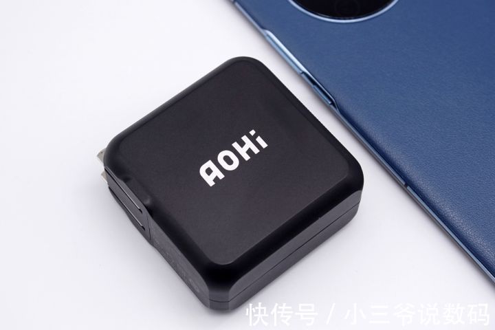 双口|Aohi 100W双口充电器：小巧一拖二设计，稳稳的快充体验