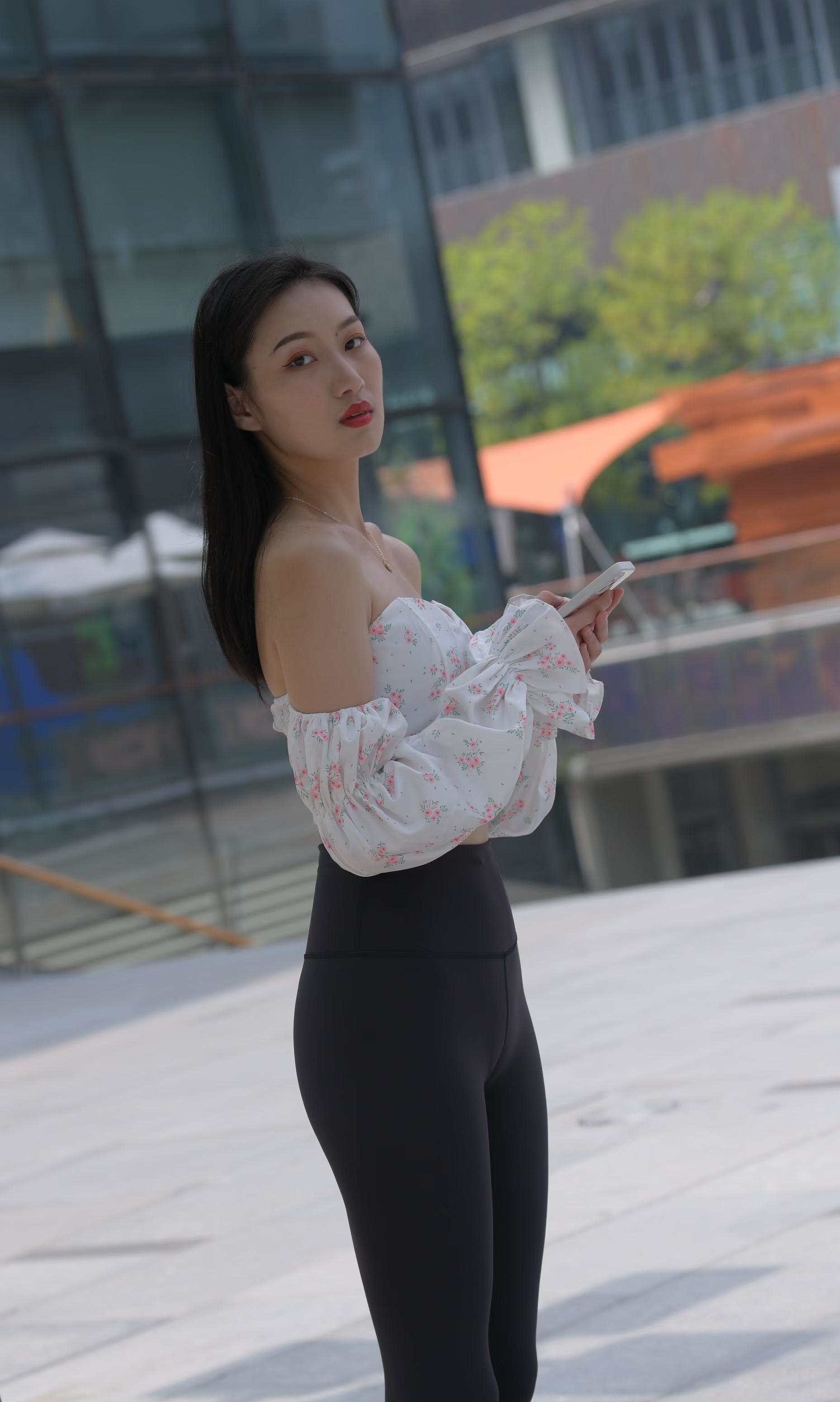 抹胸 泡泡袖抹胸上衣搭配瑜伽裤,简约轻盈又时髦修身,曼妙身姿很撩人